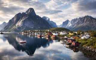 iles-lofoten-montagnes-village-paysage