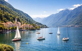 lac-italien-montagnes-villages-bateaux