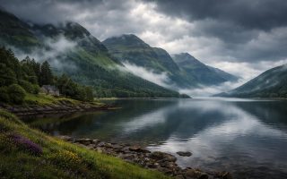 paysage-ecossais-loch-montagnes-brume