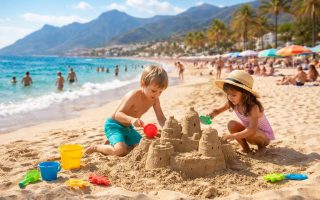 plage-ensoleillee-enfants-chateau-sable