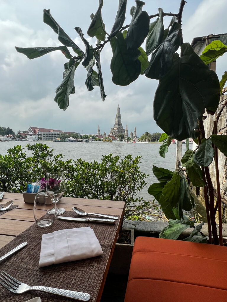 Bar restaurant avec vue imprenable sur le Wat Arun